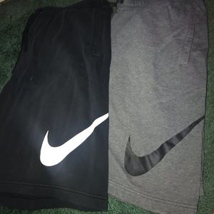 2 pairs of men’s Nike shorts
